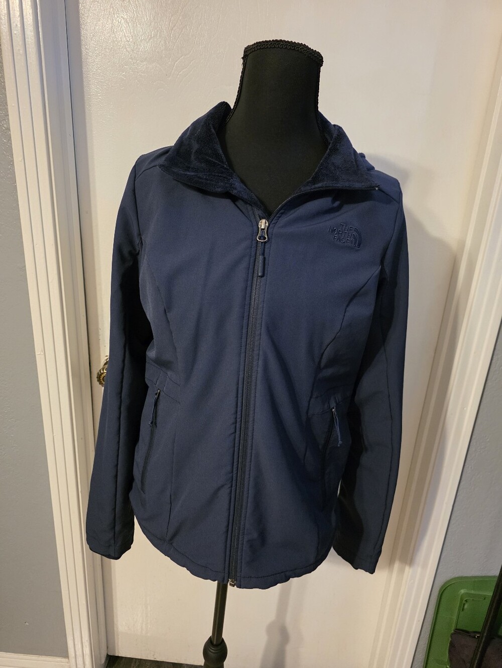 The North Face Women's Navy Full-Zip Softshell Jacket